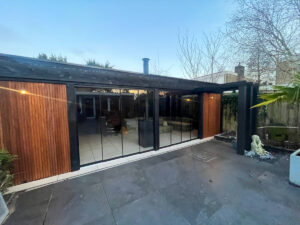 Overkapping glazen pui tuin BB tuinaanleg