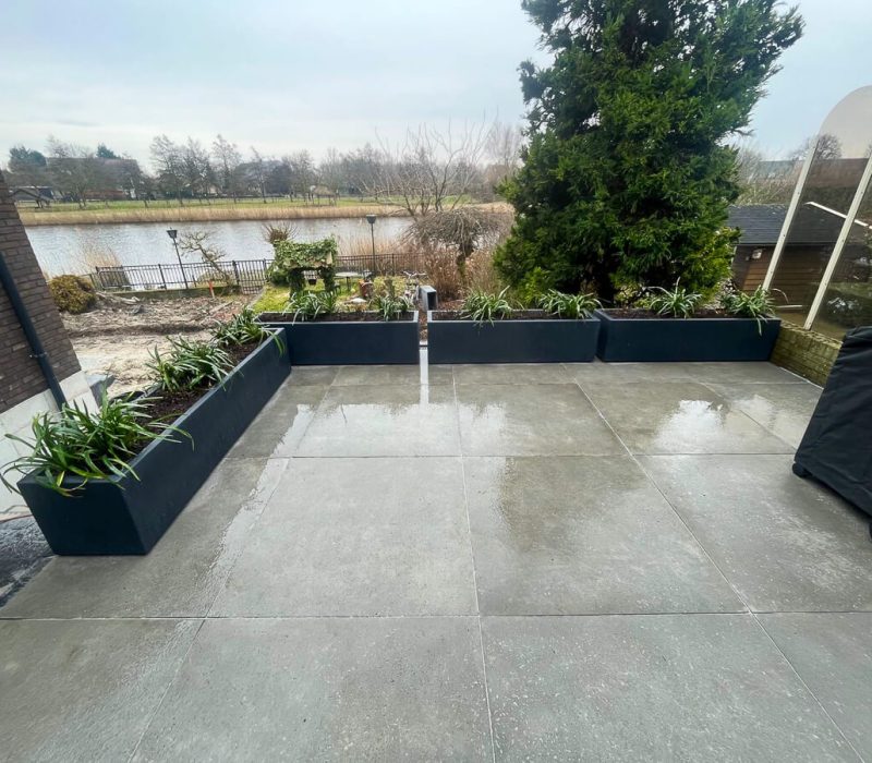 Plantenbak grote tegels bestrating BB tuinaanleg