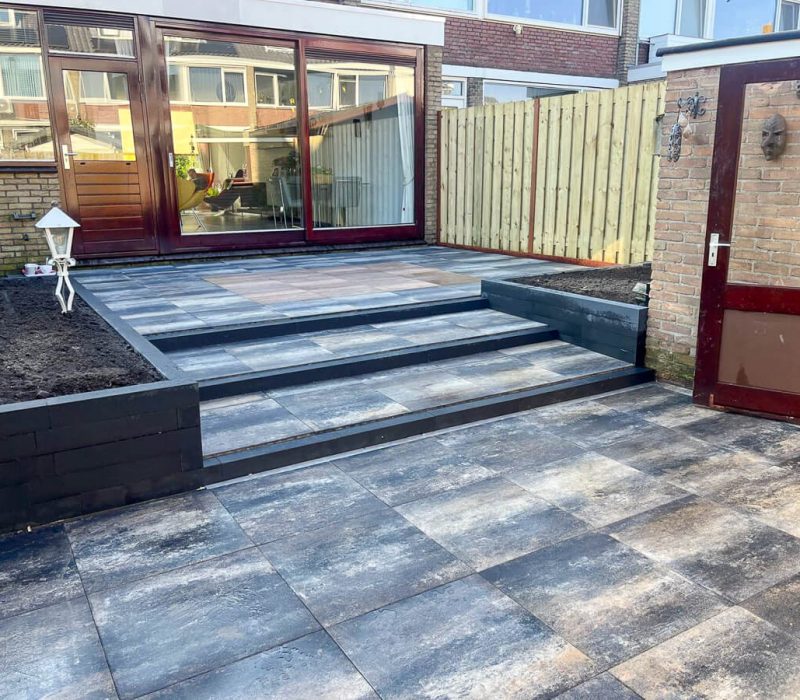 Trap van stenen tegels tuin BB tuinaanleg